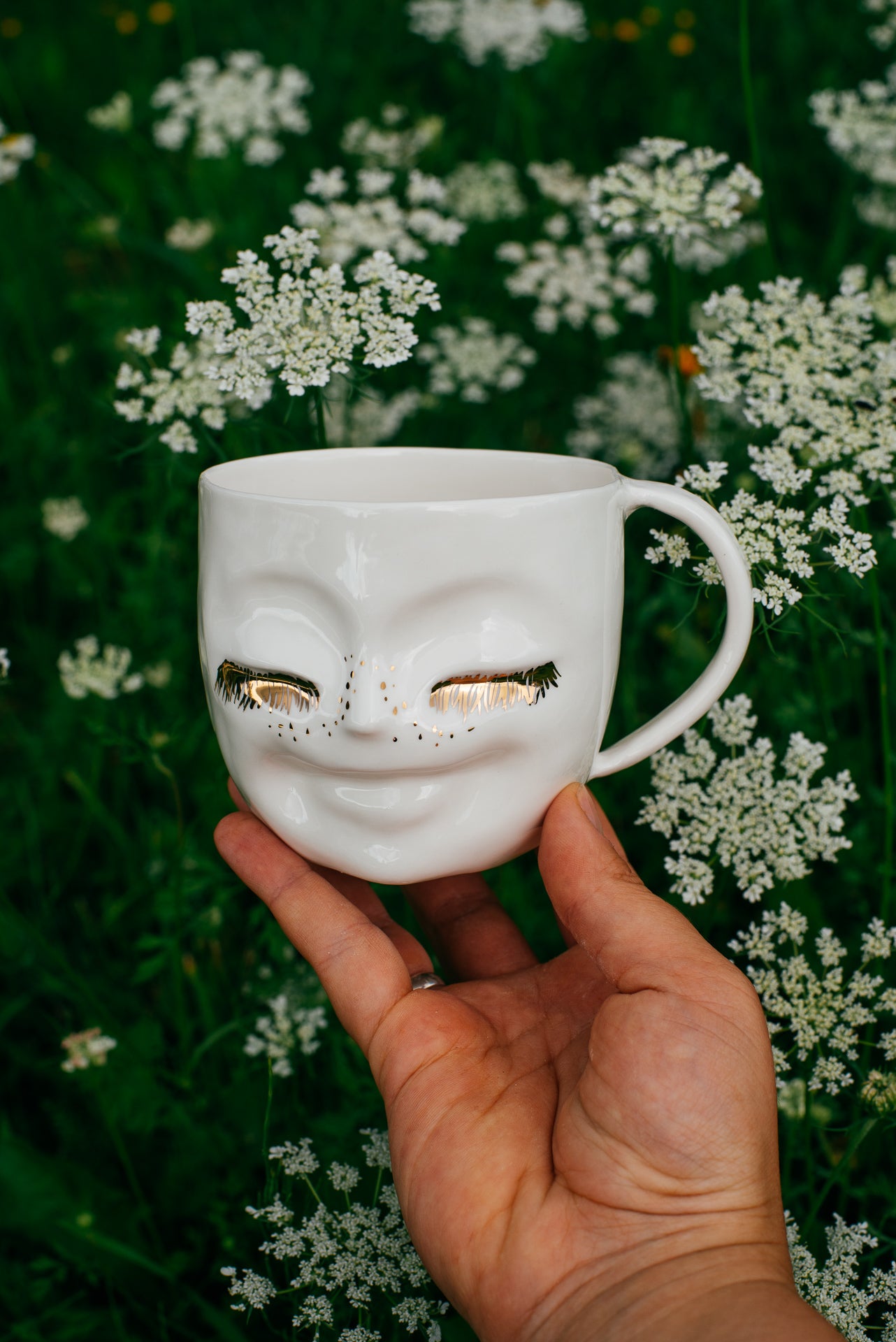 Happy face M size | Porcelain mug - White / Eyelashes + freckles