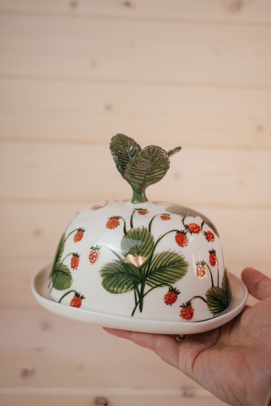 Wild strawberries | Porcelain butter dish