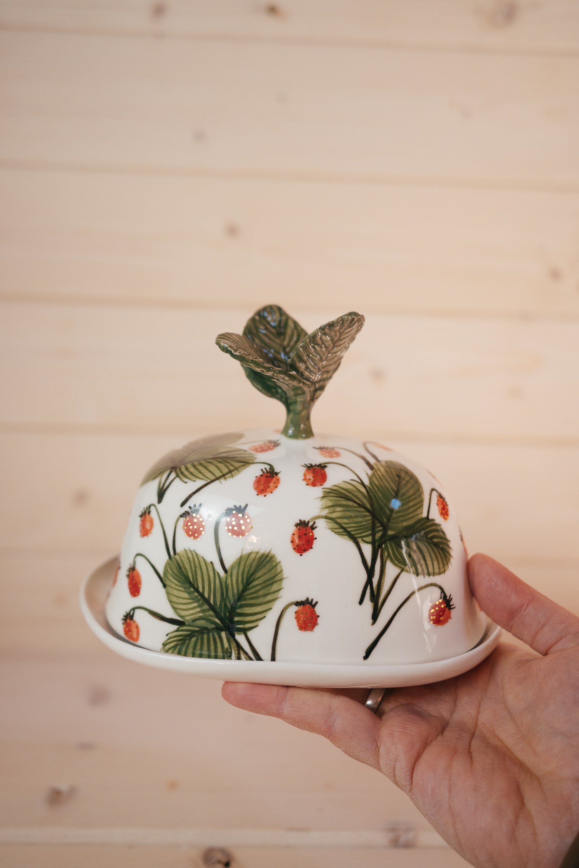 Wild strawberries | Porcelain butter dish