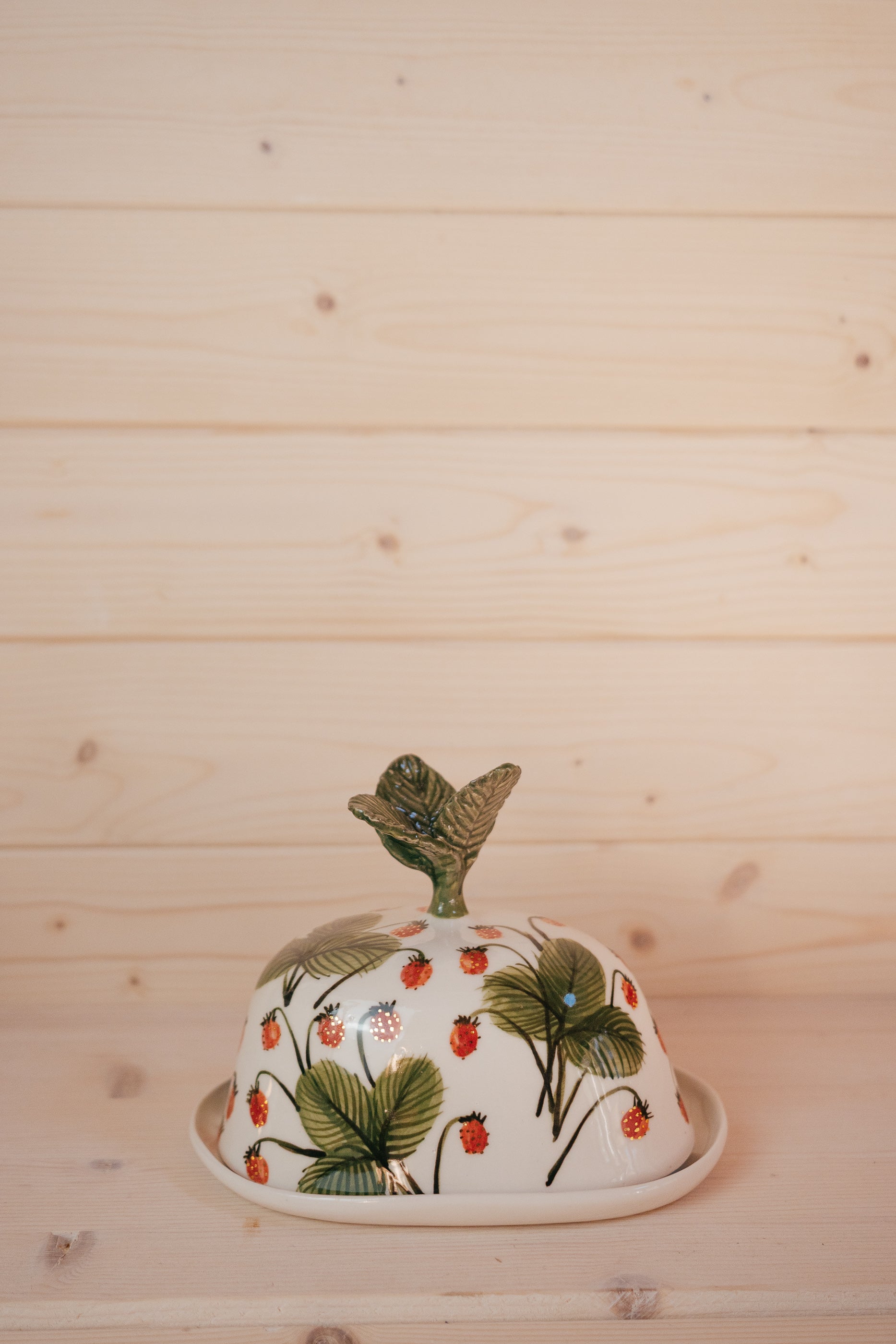 Wild strawberries | Porcelain butter dish