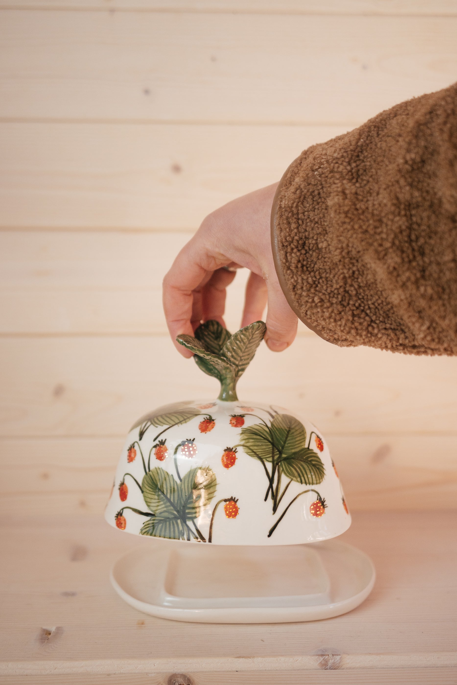 Wild strawberries | Porcelain butter dish