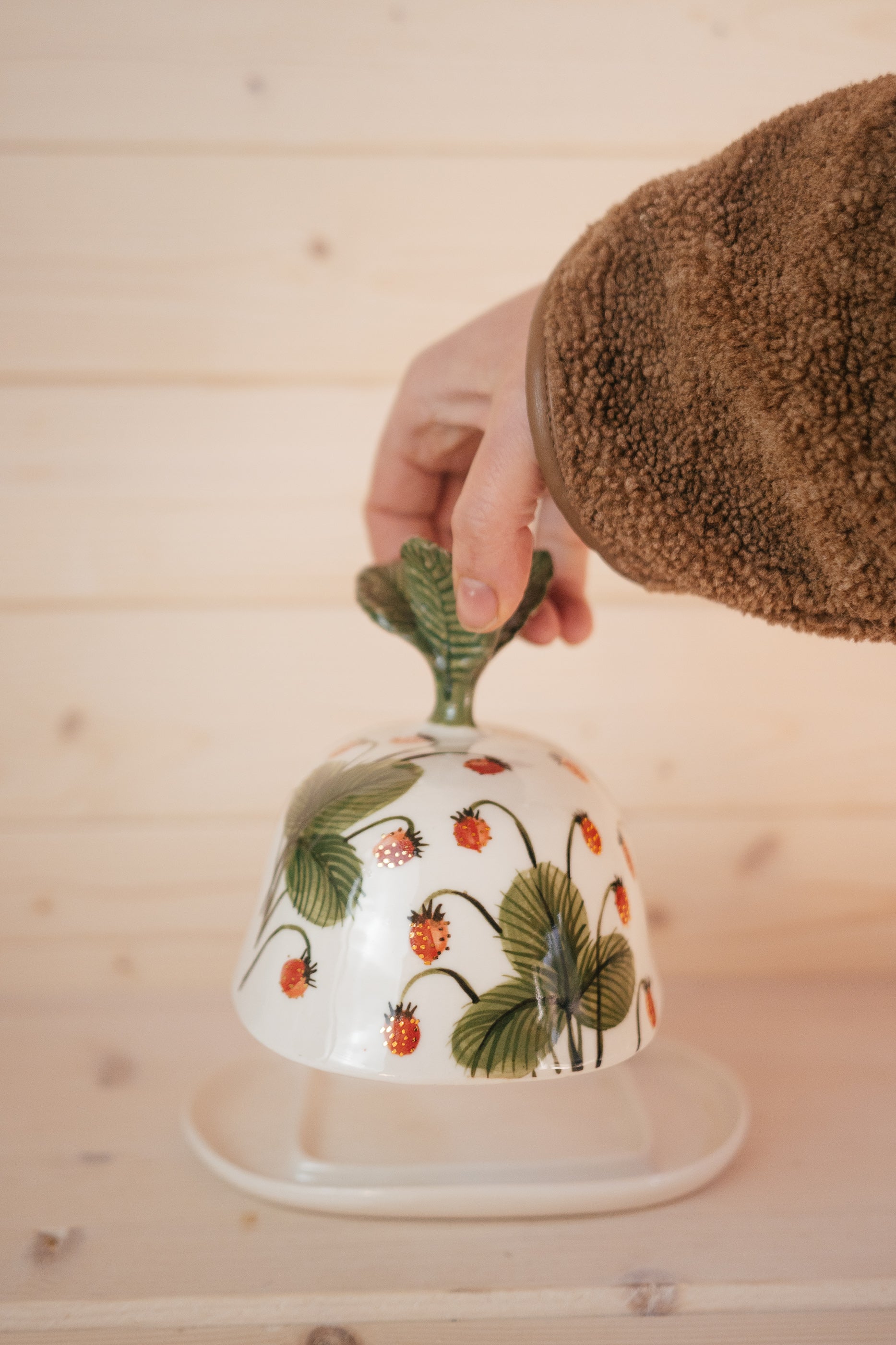 Wild strawberries | Porcelain butter dish