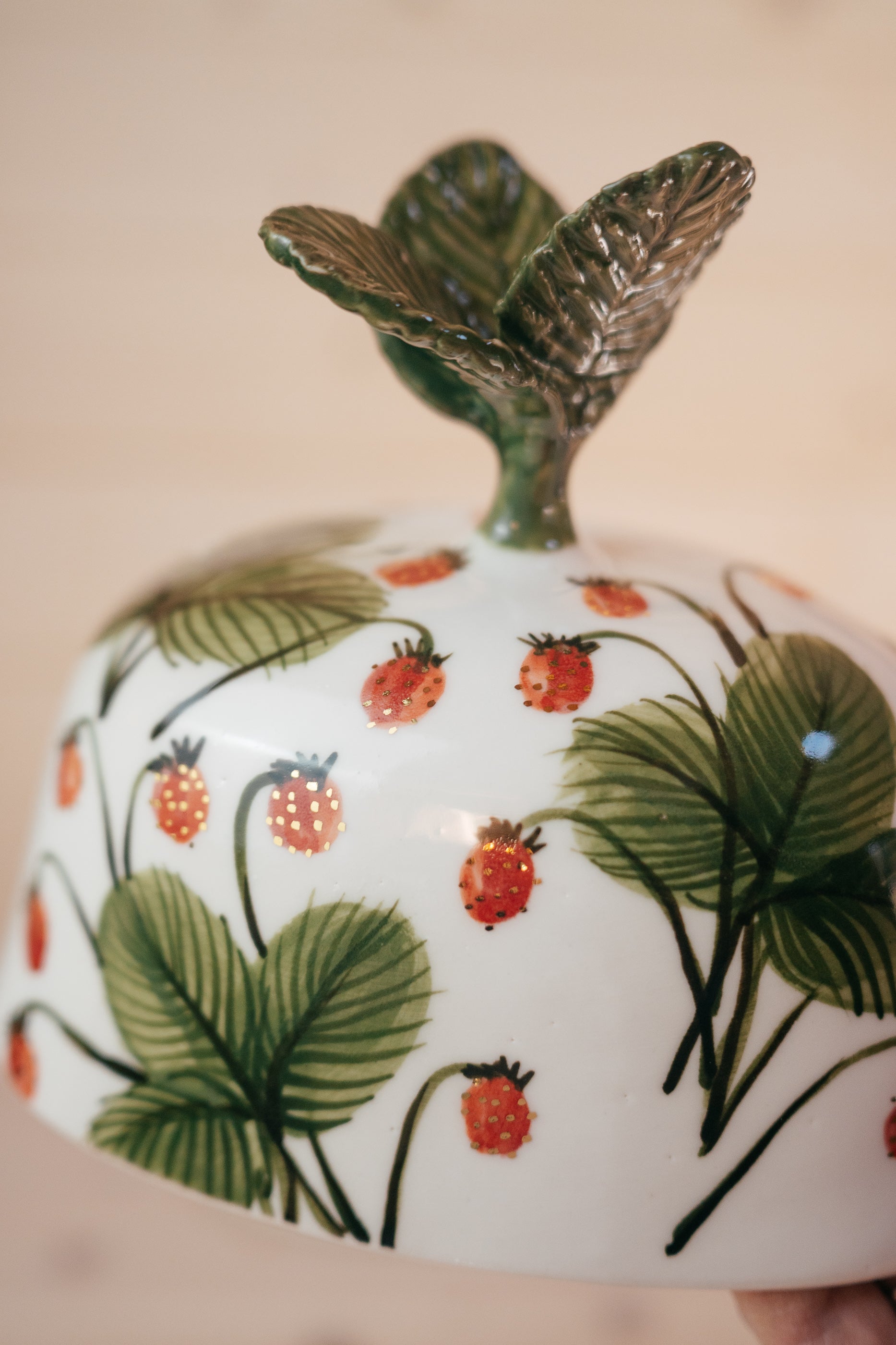 Wild strawberries | Porcelain butter dish